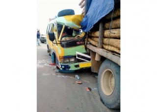 Lakalantas Minibus Milik CV Karya Indah Rohul, Tiga Penumpang Luka Luka