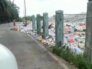 Tumpukan Sampah di TPA Muara Fajar Pekanbaru Jebolkan Pagar Pembatas, Warganet: Siapa Walikotanya?