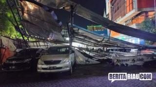 Hujan Disertai Angin Kencang di Pekanbaru, Papan Reklame Tumbang Timpa Mobil di Parkiran