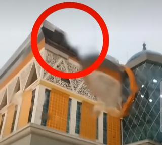 Material Bangunan Kantor Walikota Pekanbaru Mendadak Copot, Warganet: Tanda Akan Ada Kejadian Dengan