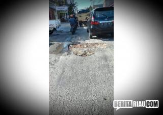 Jalan Suka Karya Panam Pekanbaru Dipenuhi Jalan Berlubang