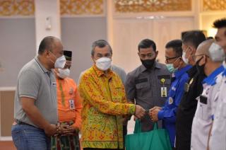 Gubri Serahkan Bantuan untuk 12.266 Pelaku Usaha Mikro dan 1.080 Paket Sembako untuk Buruh