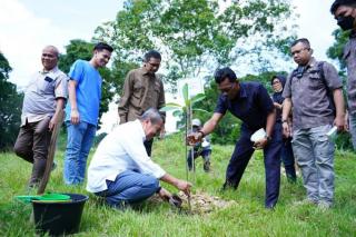 Syamsuar Ajak Masyarakat Bersinergi dalam Proses Penghijauan Riau