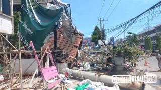 Tiang Reklame Tumbang di Jalan Tuanku Tambusai Pekanbaru Diduga Tak Ada Izin dan Kajian