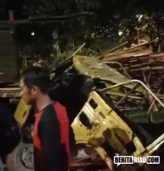 Hilang Kendali Tabrak Pembatas Jalan, Sopir Truk di Pekanbaru Tewas