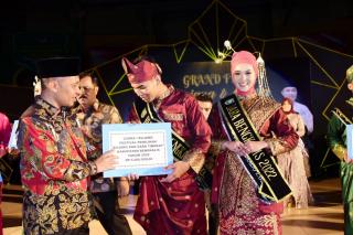 Muhammad Gunawan dan Dinda Rahmi Jadi Bujang dan Dara Bengkalis 2022