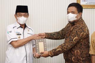 Sinar Mas Group Serahkan Bantuan 1.200 Mushaf Alquran ke Pemkab Inhil