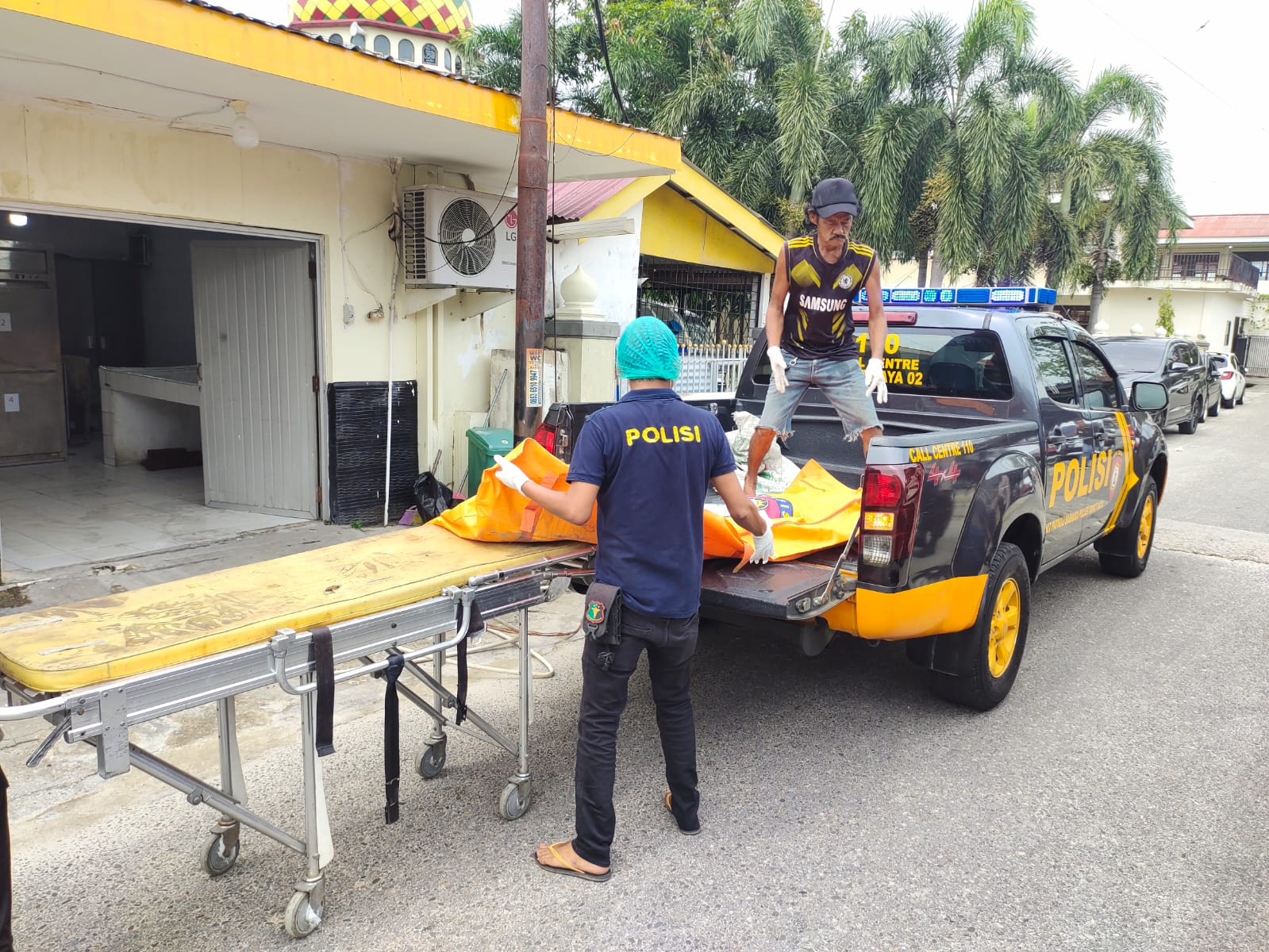 Warga Pekanbaru Temukan Mayat Membusuk Dalam Gudang