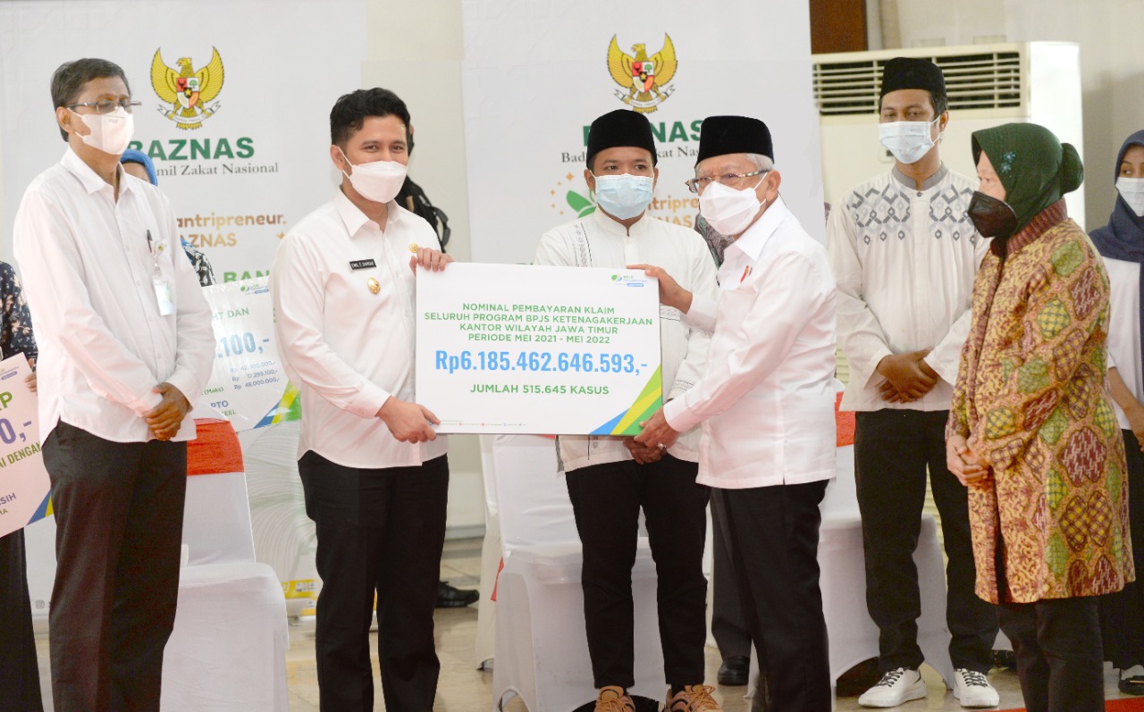 Wapres Serahkan Manfaat Program dan Beasiswa BPJS Ketenagakerjaan senilai Rp2,2 Miliar