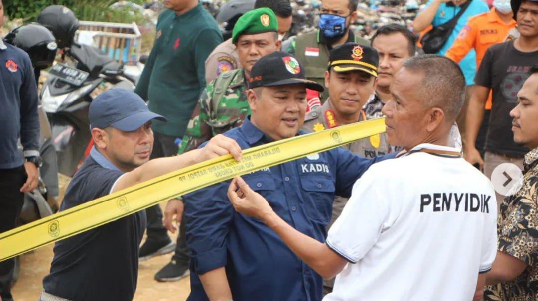 Satpol PP Segel TPS Ilegal di Jalan Usaha Maju Tenayan Raya