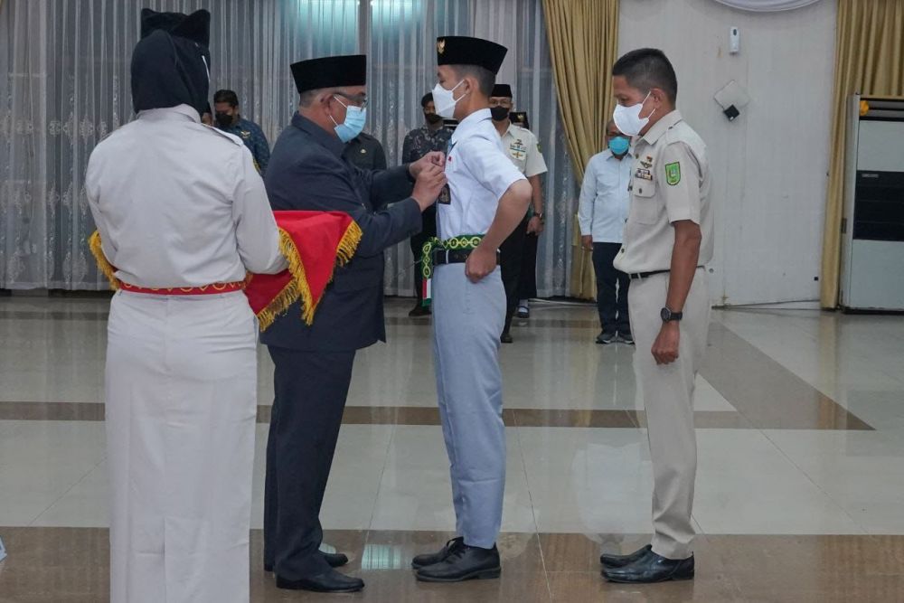 Wagubri Lantik Paskibra Riau Angkatan XXXII 2022
