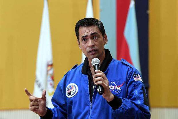 Ini Astronot Berdarah Minang yang Mengenalkan Tata Cara Sholat di Luar Angkasa