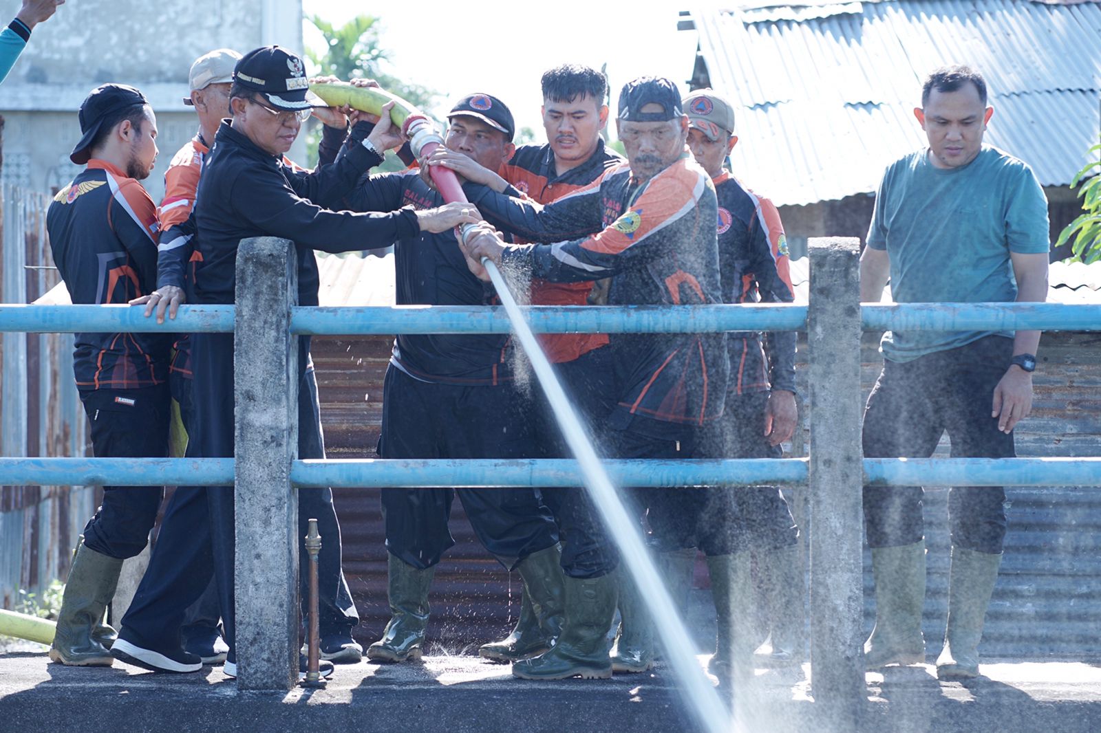 Bupati Wardan Turun Langsung Bersihkan Sampah di ParitÂ