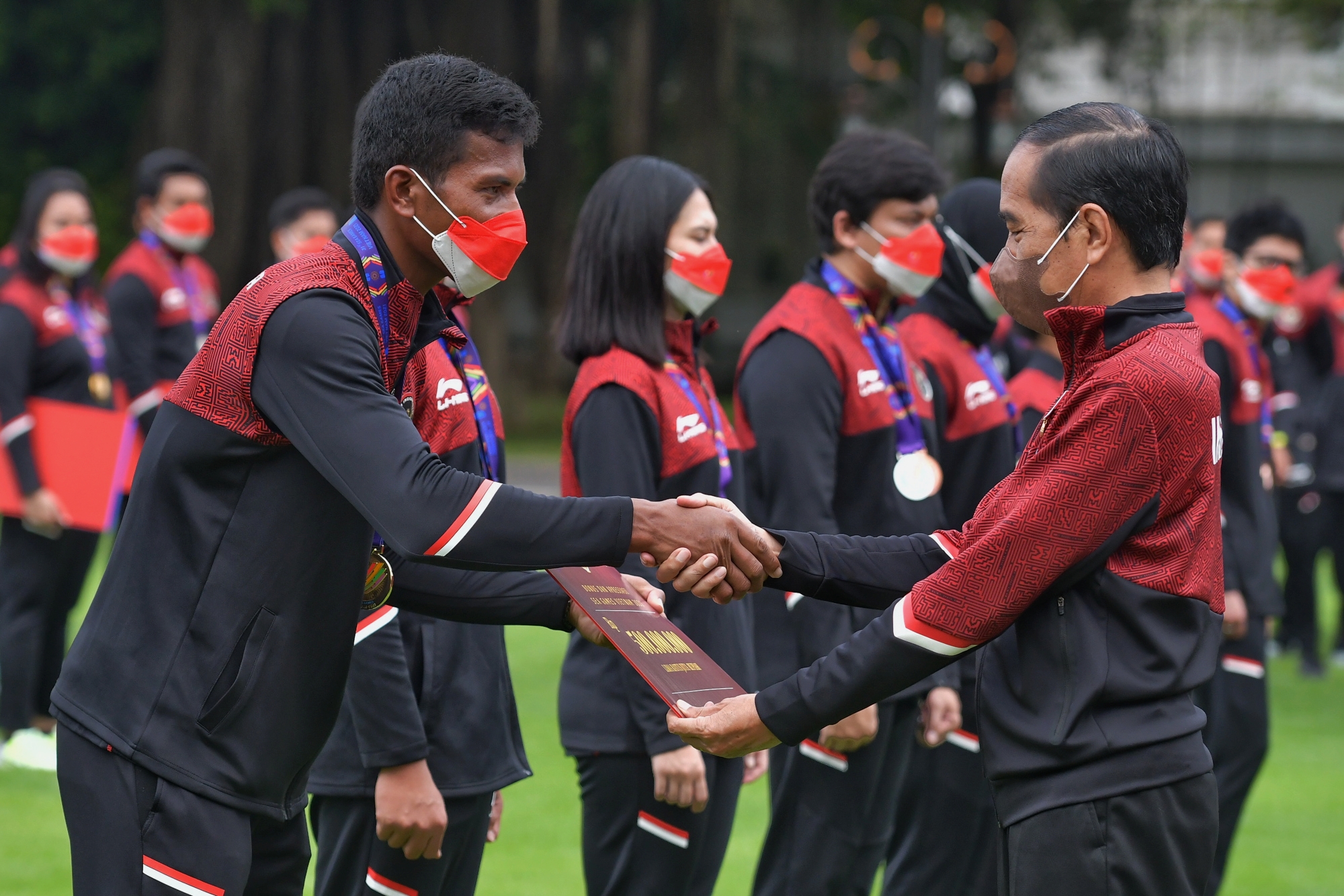 Presiden Jokowi Serahkan Bonus Apresiasi bagi Atlet Indonesia di SEA Games Vietnam