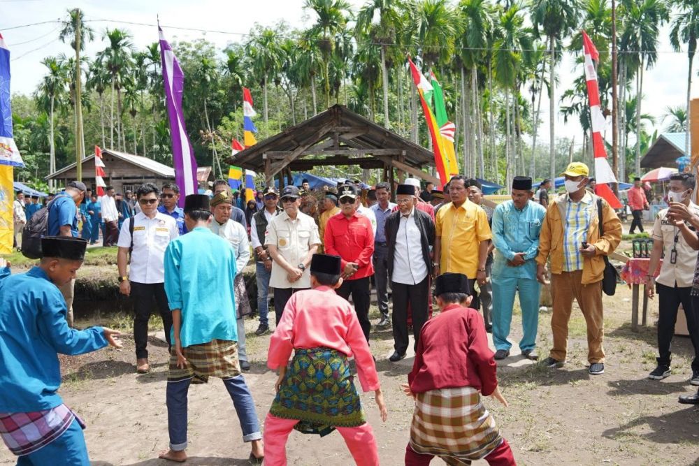 Ratusan Warga Teluk Buntal Meranti Sambut Kedatangan Gubri Syamsuar