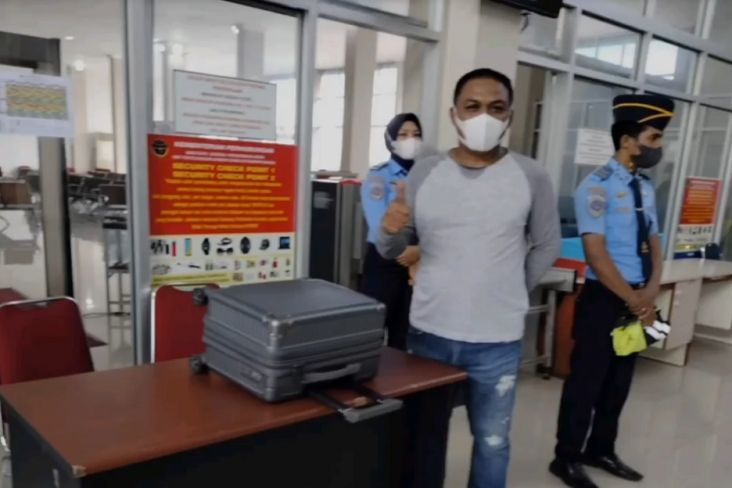 Gegara Bercanda Bawa Bom, Mantan Bupati Diturunkan Paksa dari Pesawat