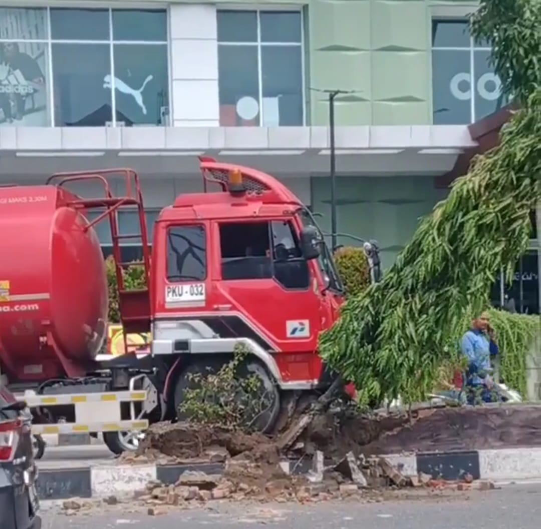 Mobil Tangki di Pekanbaru Tabrak Taman Pembatas Jalan