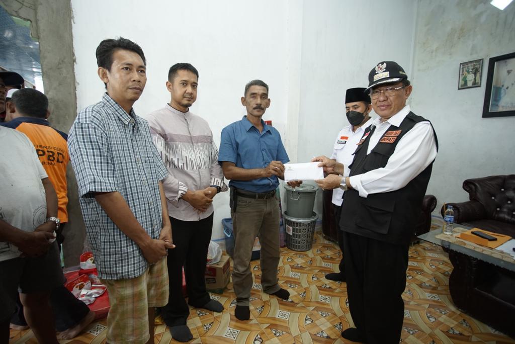 Bupati Wardan Tinjau Longsor dan Salurkan Bantuan Warga Sungai Buluh