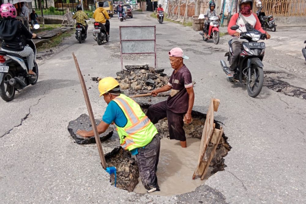 Diduga Sudah Tua, Pipa Perundam Tirta Siak Bocor Parah di Jalan Melur Pekanbaru