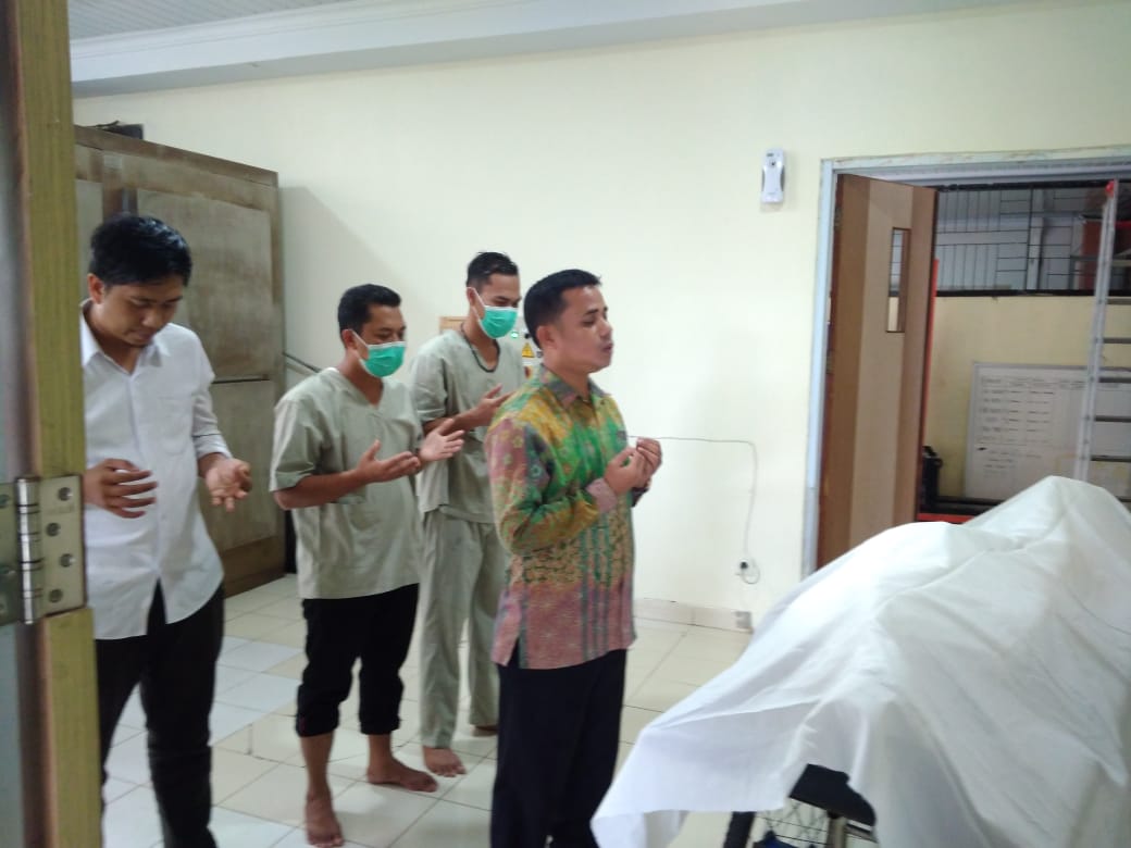 Tak Dijemput Keluarga, Dinsos Kampar Makamkan Jenazah Mr.X Bertato Swastika