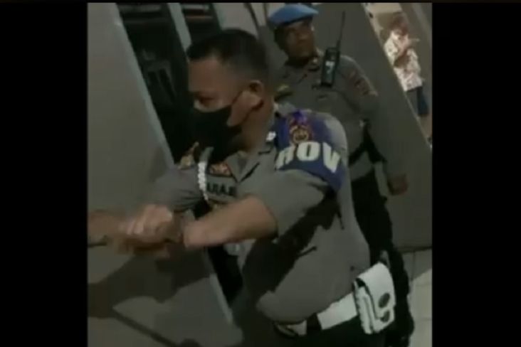 Lagi Asik Lucuti Baju Janda di Kamar Kos, Oknum Polisi Panik Pintu Didobrak Istri