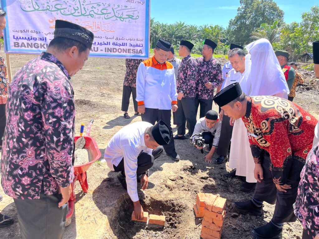 Pj Bupati Kampar Letakkan Batu Pertama Pembangunan Sekolah Tahfidz Utsman Bin Affan Ridan Permai
