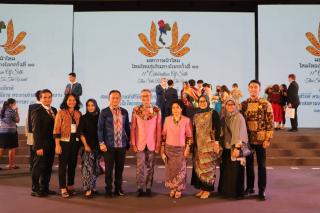 Kombinasi Batik dan Sutra Thailand Tampil Pada Grand Thai Silk Fashion Extravaganza 2022