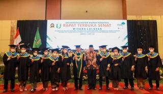 Hadir di Acara Wisuda Universitas Hayam Wuruk, Bupati Alfedri Bangga Ada 11 Anak Siak Ikut Diwisuda