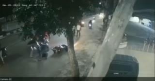 Terekam CCTv, Komplotan Motor di Pekanbaru Aniaya Pengendara Sampai Babak Belur