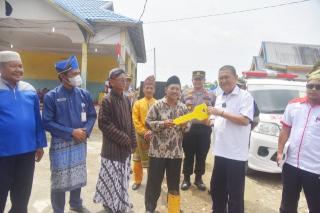 Wabup Syamsudin Uti Serahkan 1 Unit Ambulans untuk Kelurahan Kempas