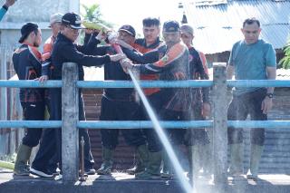 Bupati Wardan Turun Langsung Bersihkan Sampah di ParitÂ 
