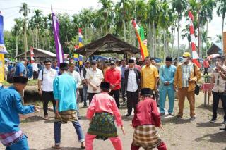 Ratusan Warga Teluk Buntal Meranti Sambut Kedatangan Gubri Syamsuar