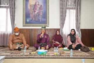 Di Rumah Suluk, Bupati Wardan Terima Kunjungan 82 PKH Inhil