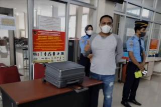 Gegara Bercanda Bawa Bom, Mantan Bupati Diturunkan Paksa dari Pesawat