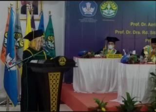 Hebat! Azriyenni Jadi Profesor Wanita Pertama Bidang Kelistrikan di Riau