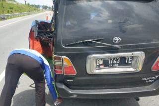 Brakkk! Kijang Tabrak Truk Kontainer di KM 65 Tol Permai, 2 Orang Tewas