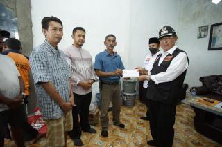 Bupati Wardan Tinjau Longsor dan Salurkan Bantuan Warga Sungai Buluh
