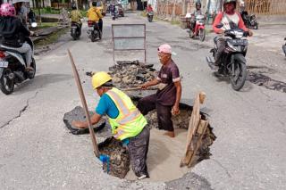 Diduga Sudah Tua, Pipa Perundam Tirta Siak Bocor Parah di Jalan Melur Pekanbaru