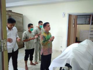 Tak Dijemput Keluarga, Dinsos Kampar Makamkan Jenazah Mr.X Bertato Swastika