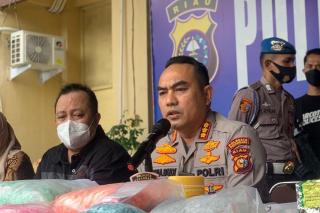Bawa Senjata Api, Polresta Pekanbaru Ringkus Kurir Narkoba di Wisma