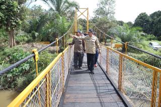 Bupati Inhil Tinjau Perbaikan Jembatan Gantung Desa Kemuning
