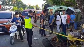 Brakkk! Truk 10 Roda Tabrak Sedan, 2 Orang Tewas, 3 Terluka