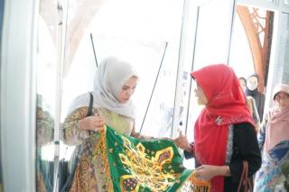 Ketua Dekranasda Kampar Perdana Kunjungi Rumah Batik Kampar