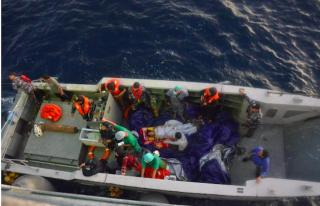 Dramatis! TNI AL Evakuasi Ibu Melahirkan yang Terombang-ambing di Laut