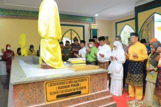 Jalan Kaki dari Rumah Dinas, Pj Wali Kota Ziarah ke Makam Marhum Pekan