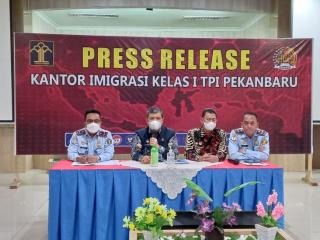 Pernikahannya Tak Terdaftar di KUA, Warga Negara Taiwan Ini Dideportasi dari Pekanbaru