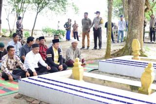 Didampingi Wabup Bagus Santoso, Gubri Syamsuar Ziarah ke Makam Islam Melayu