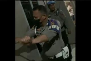Lagi Asik Lucuti Baju Janda di Kamar Kos, Oknum Polisi Panik Pintu Didobrak Istri