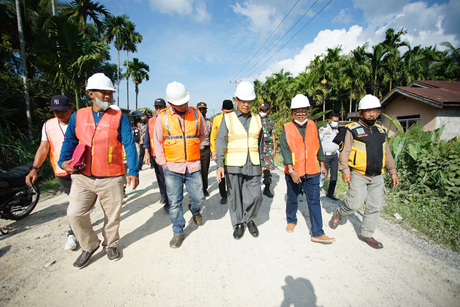 Bupati Wardan Tinjau Proses Pengerjaan Ruas Jalan Sanglar-Pulau Kijang