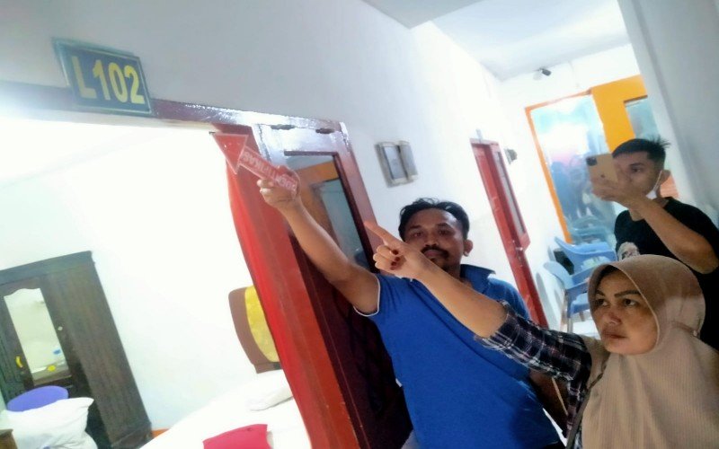 Lagi Indehoy Sama Selingkuhan, Suami Panik Tiba-tiba Digerebek Istri